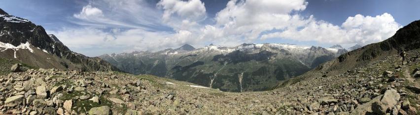 Aussicht unterhalb der Hütte zu den Berner Alpen