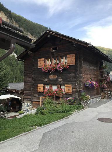 Schön geschmücktes Haus in Zinal 