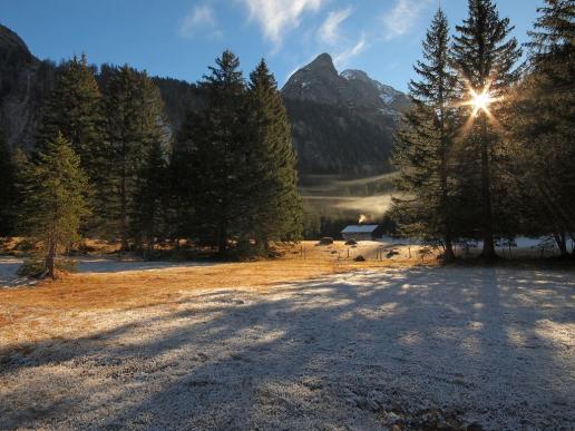Die Sonne kommt spät im Winter am Lauenensee